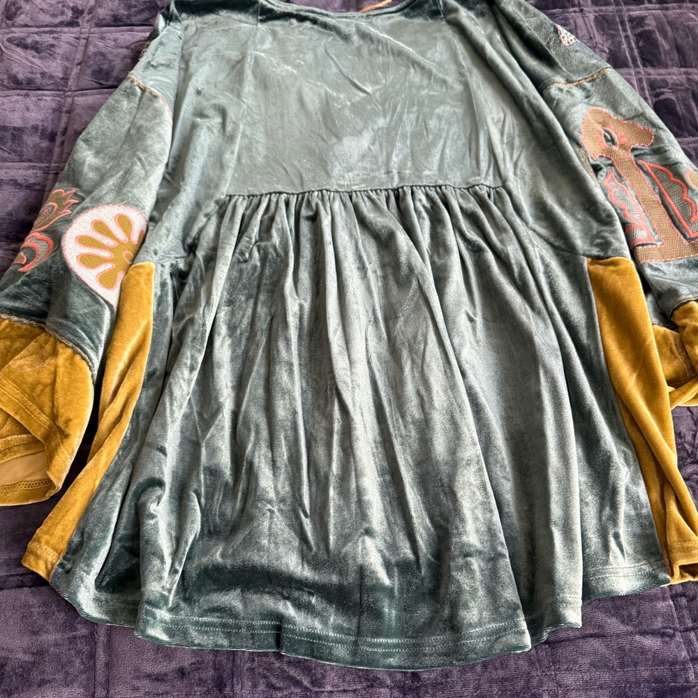 Embroidered Velvet Green and Gold Women's Top - Picture 5 of 5